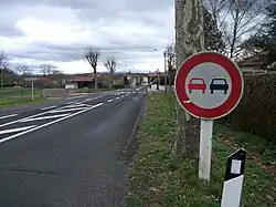 Route départementale et panneau « Interdiction de dépasser » à droite de l'image