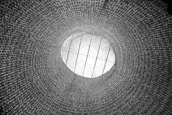 Vue intérieure du monument situé devant la gare d'Atocha.