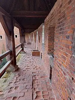 "Deux oubliettes verticales dans ce chemin de ronde."