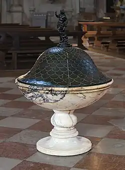 Le centre du transept : les fonts baptismaux