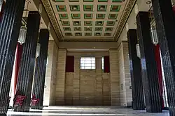 L'intérieur du Temple of Peace&nbsp;(en) apparaît comme étant l'Institut Royal Arctique.