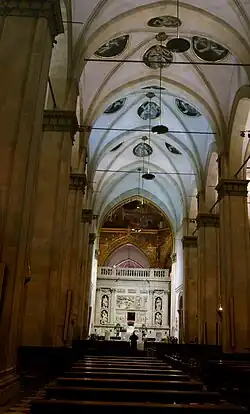 Intérieur de la Basilique avec médaillons monochromes de Luca Signorelli au plafond et la relique de la sainte Maison de Lorette sous la coupole de Sangallo