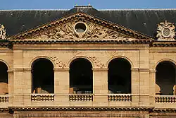 Les deux cadrans sur la façade occidentale de la cour d'honneur.