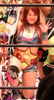 Io Shirai avec la ceinture de championne World of Stardom