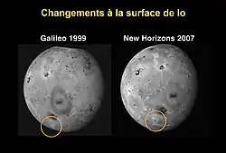 Deux images de Io avec une vue similaire sont mises côte à côte. Un cercle jaune entoure une zone ayant changé d'apparence entre les survols.