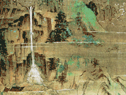 Cascade blanche au milieu des rochers.