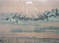 Paysage dominé par une haute montagne couronnée de neige.