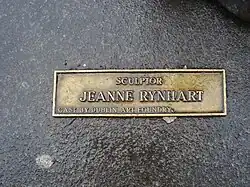 Plaque signature de Jeanne Rynhart au pied de Molly Malone à Dublin.