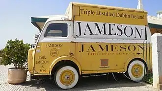 Décoration publicitaire d'une distillerie