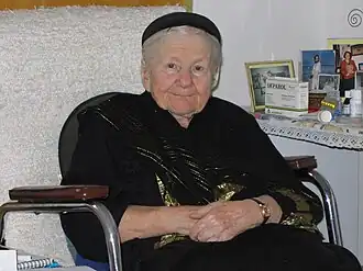 Photographie en couleurs, d'Irena Sendler dans sa chambre du couvent Bonifratri rue Sapieżyńska à Varsovie en 2005.