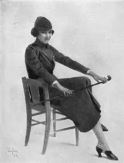 Costumée comme à la guerre pour Patria&nbsp;(en).