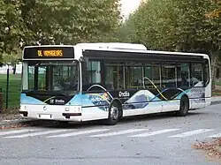 Photographie en couleurs d’un bus.