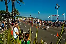 Vue orientée est de la promenade des Anglais sur laquelle on voit la ligne d'arrivée au fond.