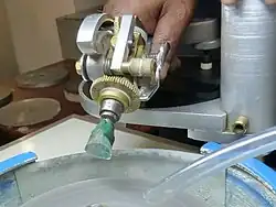 Tête de facetteuse dans la bijouterie "Isini Jewellerie" à Kandy (Sri Lanka).