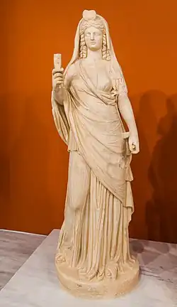 Statue syncrétique d'Isis / Perséphone, statue en marbre, IIe&nbsp;siècle, Musée archéologique d’Héraklion, Grèce.