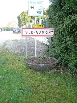 Photographie en couleurs de pancarte indiquant l'entrée dans une commune.