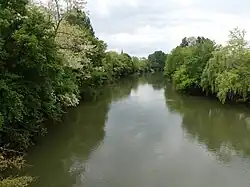 L'Isle au pont de Ménesplet. À gauche, la commune de Ménesplet et en rive opposée, celle de Montpon-Ménestérol,