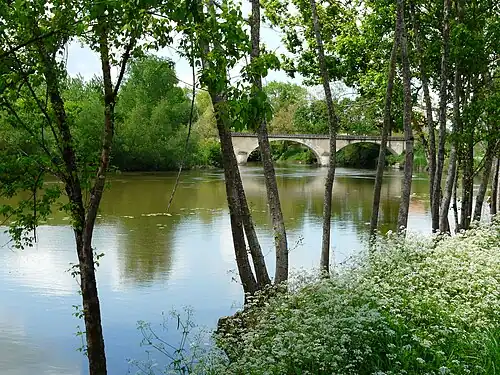 L'Isle entre Bénévent et Saint-Laurent-des-Hommes.