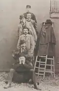 Portrait de groupe mis en scène, vers 1885.