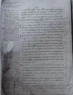 Une page manuscrite abondamment annotée dans les marges et entre les lignes