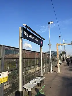 Panneau sur le quai du RER C.