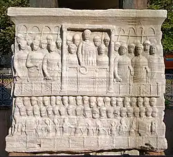 Dessus : l'empereur et sa cour ; dessous : 2 rangs de spectateurs et 1 frise de danseurs, danseuses et musiciens.