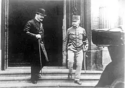  deux hommes descendant un escalier