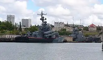 Navires russes à Sébastopol, dont en premier plan l'Ivanovets, coulé au large de la Crimée le 31 janvier 2024 par les forces ukrainiennes.