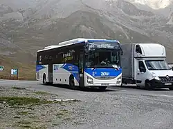 Photo du bus avec en arrière plan la montagne.
