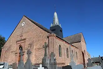 L'église et le cimetière.