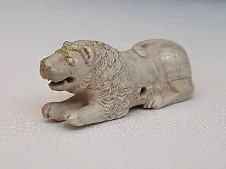 Pièce de jeu en ivoire, d'un ensemble de trois lions et trois bouledoguesAbou Rawash, Tombe M, Ire&nbsp;dynastie3,5&nbsp;×&nbsp;6,5&nbsp;cm, Musée du Caire.