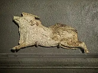 Plaque en ivoire représentant un sanglier provenant du repose-pieds du lit funéraire de Philippe II