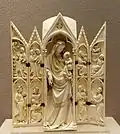 Triptyque en ivoire française du XIVe&nbsp;siècle représentant l'Annonciation, la Visitation, l'Adoration des Mages, la Nativité (avec Joseph tenant le bébé pendant que Marie dort), la Présentation.