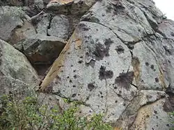 Vue en gros plan du mont Suribachi avec les traces des impacts d'obus de la bataille d'Iwo Jima.