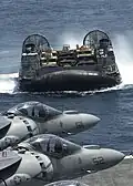 Un LCAC s'apprête à enradier l'USS Iwo Jima, où stationnent des AV-8B Harrier II, au large de Norfolk (Virginie) (21 juillet 2008)