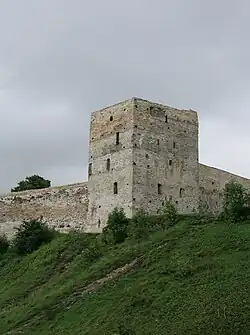 Photographie d'une tour d'une forteresse en pierre médiévale.