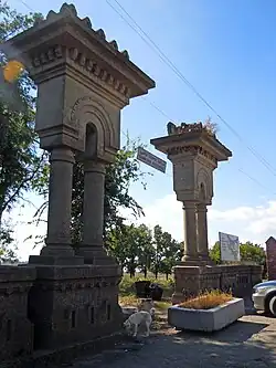 et porte du cimetière militaire.