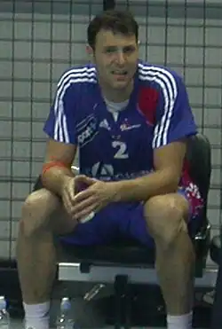 Jérôme Fernandez, assis.