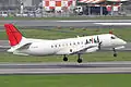 A Japan Air Commuter Saab 340 departs Osaka International Airport, Japon (2010).