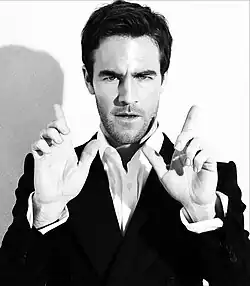 James Van Der Beek interprète Simon.