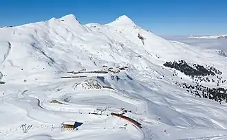 Kleine Scheidegg avec le Lauberhorn (à gauche) et le Tschuggen&nbsp;(de) (à droite)