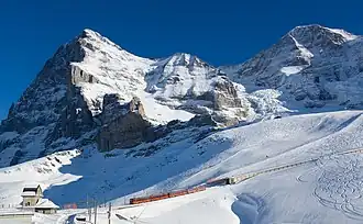Un train entre la Kleine Scheidegg et Eigergletscher.