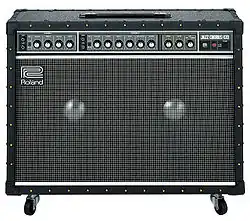 Créé en 1975, l'amplificateur Roland JC-120 intègre un vibrato et un chorus. Il est rapidement plébiscité par les guitaristes.