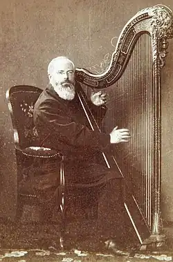 Photographie sépia de Schleyer en 1888 jouant de la harpe.