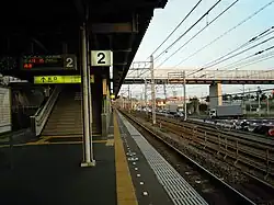 Quai et voies de service.