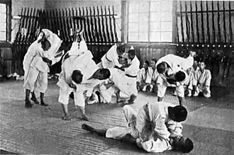 Entraînement de ju-jitsu dans une école d’agriculture au Japon, vers 1920.