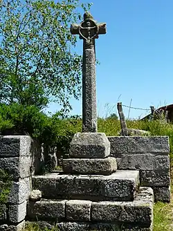Croix ancienne au nord-est du bourg.