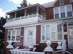 Photographie de la façade de la maison familiale de Jackie Robinson à Stamford