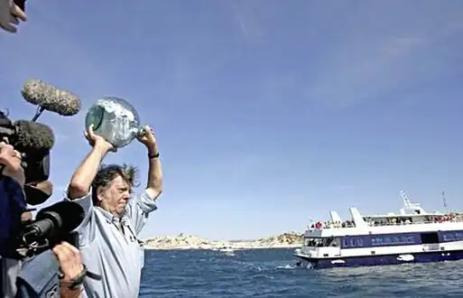Marseille, le 5 juin 2005 : Jacques Amalric lance à la mer une bouteille contenant 150&nbsp;messages de solidarité.