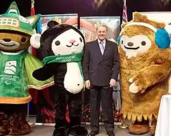 La mascotte à gauche